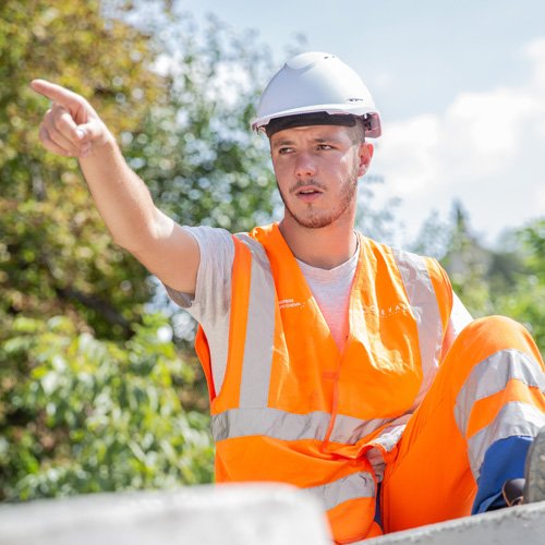 Chef d'équipe sur un chantier Chef d'équipe donnant ses directives sur un chantier