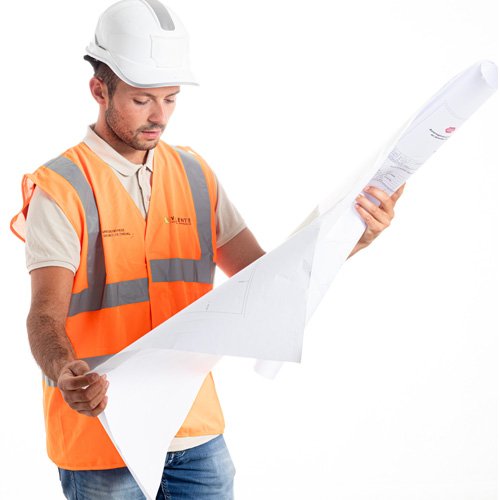 Etude d'un plan par un conducteur de travaux. Conducteur de travaux étudiant un plan de chantier.