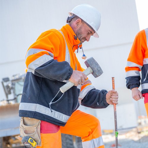 Travail d'un géomètre sur un chantier Géomètre du Groupe Cheval sur un chantier.
