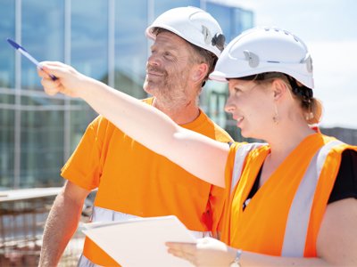 Deux collaborateurs du Groupe Cheval sur un chantier. Le Groupe Cheval recrute un conducteur de travaux pour sa filiale Migma.