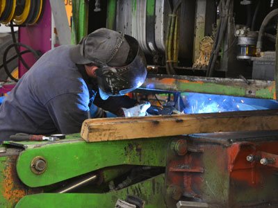 salarié de Cheval maintenance en train de réaliser une soudure. Cheval Maintenance recrute un chaudronnier soudeur expérimenté.